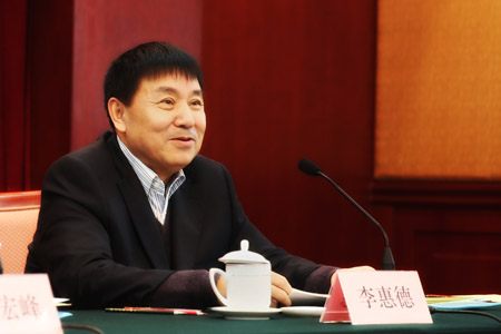 图为常务副会长兼秘书长李惠德作工作报告.